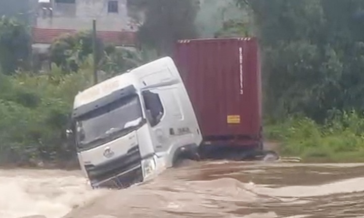 Xe đầu kéo bị cuốn trôi khi qua ngầm tràn, người dân dũng cảm bơi ra cứu tài xế