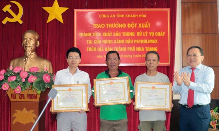 Khen thưởng tập thể, cá nhân kịp thời dập tắt đám cháy tại cây xăng ở Nha Trang