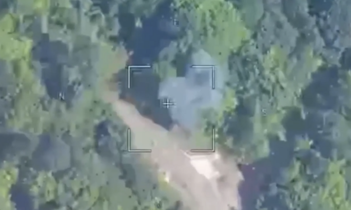 UAV Nga truy đuổi, tung đòn diệt gọn xe tăng Ukraine đang nấp trong rừng rậm