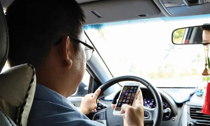 Cầm điện thoại khi đang điều khiển xe ô tô có bị xử phạt không