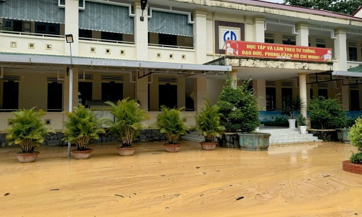 Tin tức thời sự mới ngày 28/8: Đồi đất cao 70m nguy cơ đổ xuống trường tiểu học