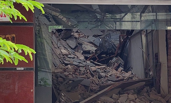 Hiện trường tan hoang sau vụ sập sàn tòa nhà tại trung tâm TP.HCM