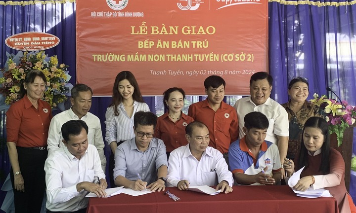 “Bước chân gắn kết yêu thương”: Hỗ trợ 30.000 USD đến trẻ em có hoàn cảnh khó khăn