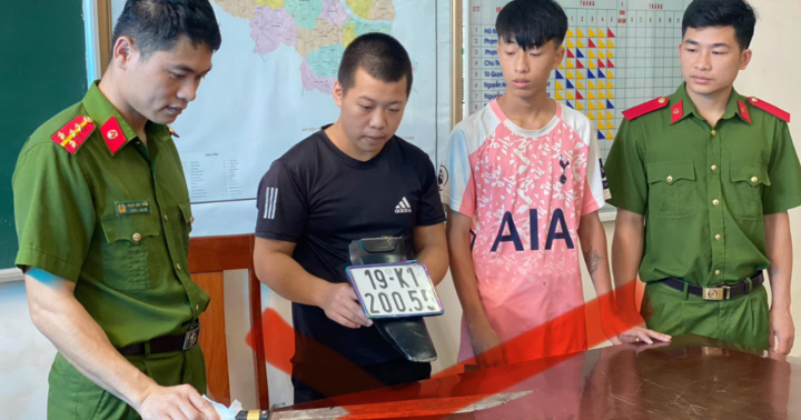  Bắt nhóm đối tượng chém người, khoe 