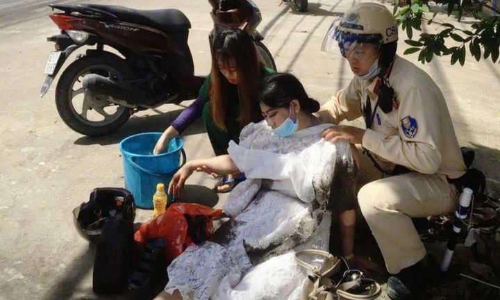 Tin tức thời sự mới ngày 29/8: CSGT TP.HCM đưa người phụ nữ co giật đi cấp cứu