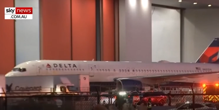 Cận cảnh lốp máy bay bất ngờ phát nổ, hai nhân viên hãng hàng không thiệt mạng