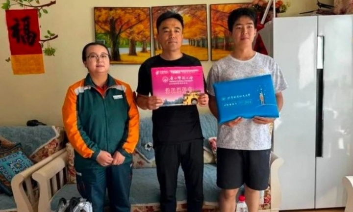 Ông bố 47 tuổi cùng con trai ôn thi đại học, ai ngờ lại 