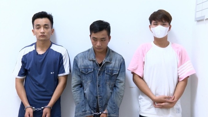 Thấy người yêu làm ở quán karaoke đến khuya, gã trai cùng bạn đánh khách tử vong