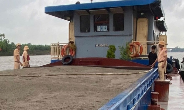 Phát hiện tàu hút cát trái phép tại Thái Bình