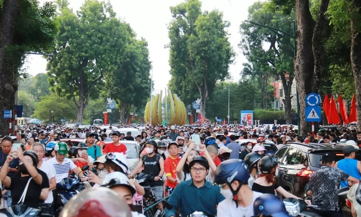 Không khí đón ngày Quốc khánh 2/9 lan tỏa khắp phố phường Hà Nội