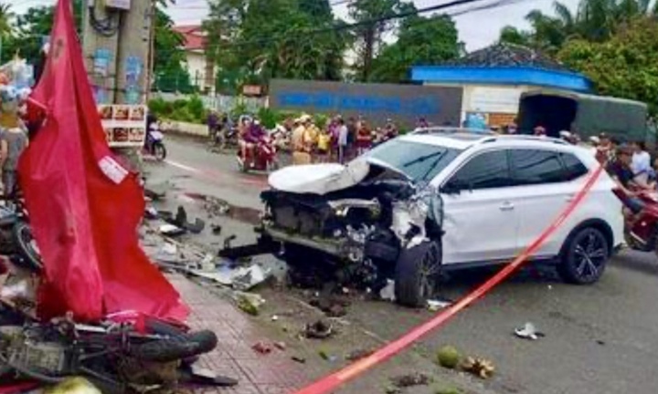 Ô tô con tông 4 xe máy ở Đồng Nai: Camera ghi lại gì?