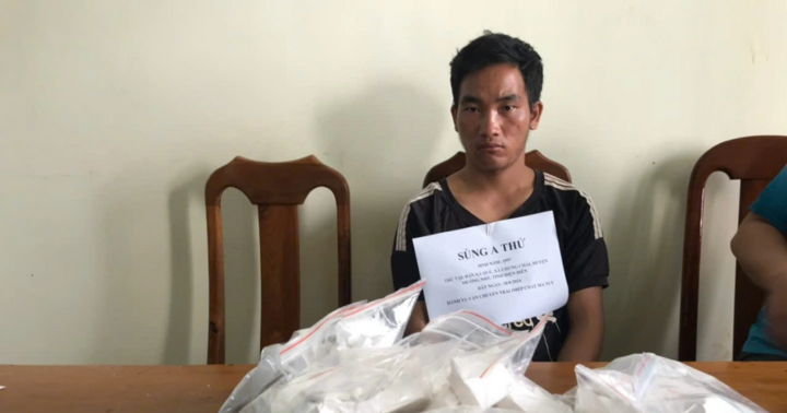 Đối tượng vận chuyển 15 bánh heroin dùng hung khí chống trả cảnh sát quyết liệt