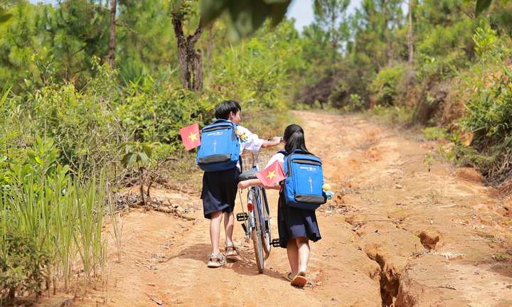 Ngày hội đến trường - Bảo Việt Nhân thọ trao cặp sách cho hơn 8.000 em học sinh 