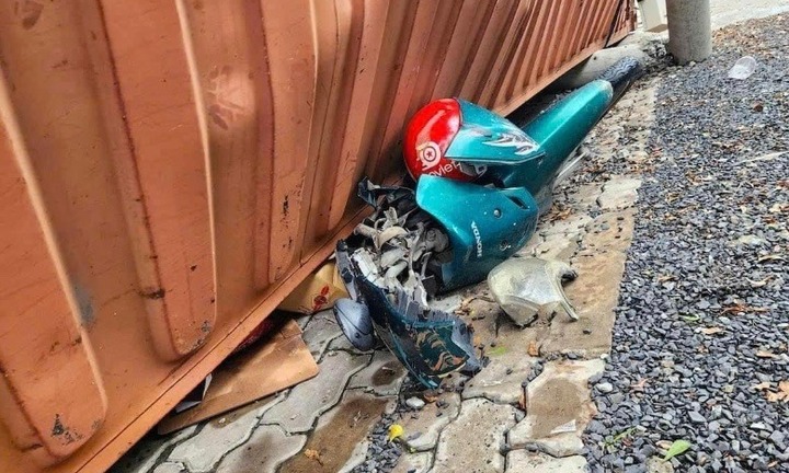 Tin tức tai nạn giao thông mới nhất ngày 5/9: Xe container lật đè nát nhừ xe máy