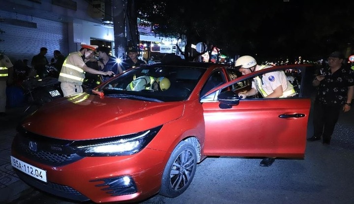 Xe ô tô 5 chỗ chở 8 người vượt chốt công an tại Biên Hòa, trên xe có chứa ma túy