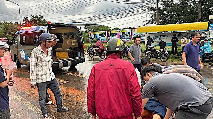 Cát đỏ tràn như lũ ở Phan Thiết, một người bị cuốn trôi