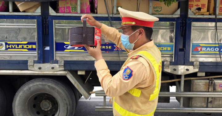 CSGT chặn xe chở 1.600 bánh trung thu lậu từ Lào Cai tuồn về Hà Nội