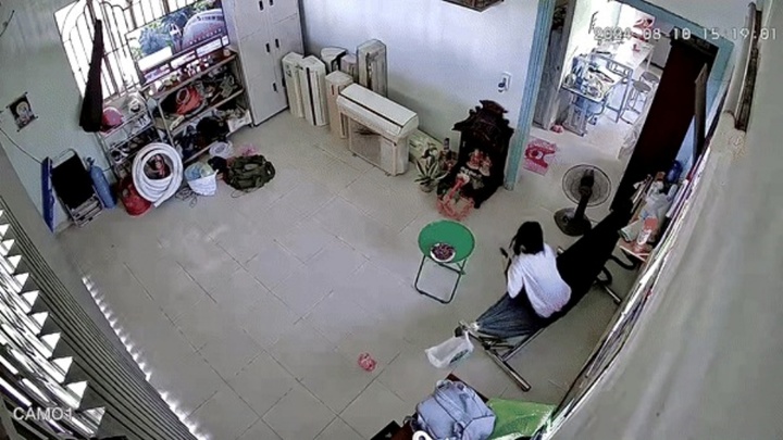  Đang ngồi xem tivi, cô bé bỗng la hét thất thanh rồi chạy mất dạng