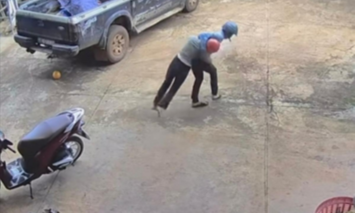 Gặp vợ sau ngày dài mệt mỏi, anh chồng có hành động khiến nhiều người 