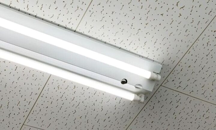 Thay bóng đèn, chàng shipper 