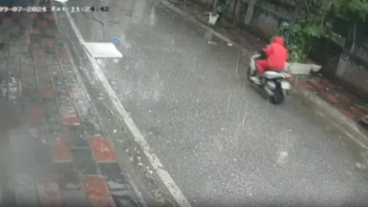 Mái tôn đổ sập xuống đường do bão, người đi xe máy thoát nạn trong gang tấc