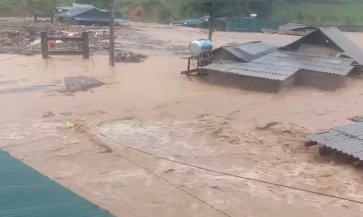 Cận cảnh nước lũ chảy ào ào, ngập gần đến nóc nhà dân ở Yên Bái