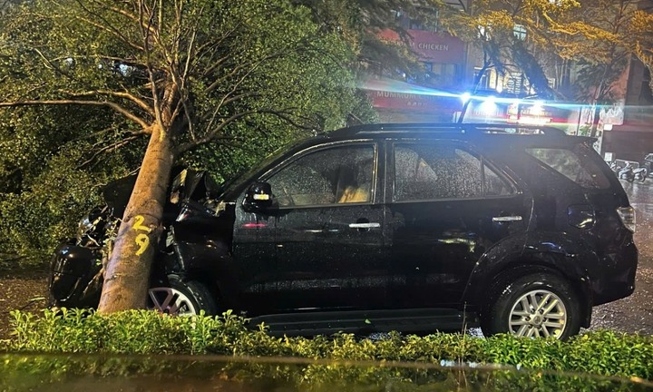 Tin tức tai nạn giao thông mới nhất ngày 9/9: Xe đầu kéo lao xuống taluy âm