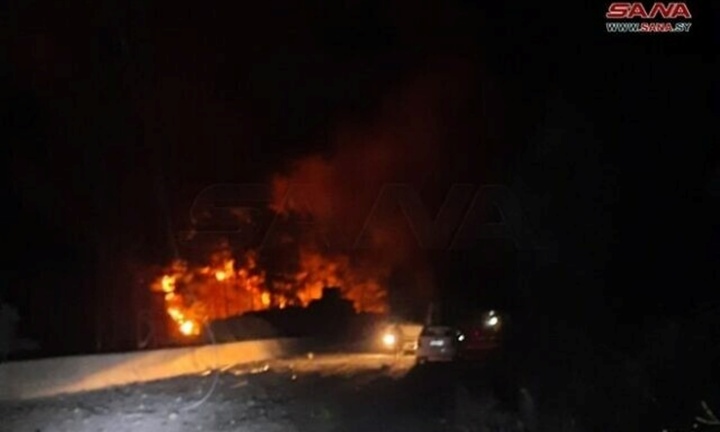 Israel không kích mạnh mẽ miền Trung Syria, lính cứu hỏa vật lộn dập lửa