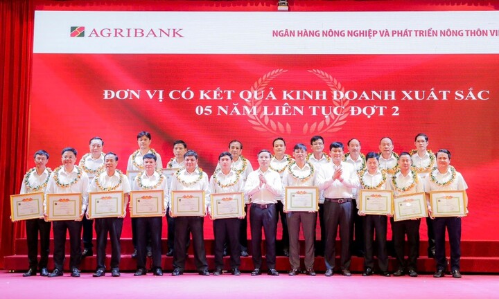 Agribank phát động thi đua hoàn thành nhiệm vụ, kế hoạch kinh doanh những tháng cuối năm 2024