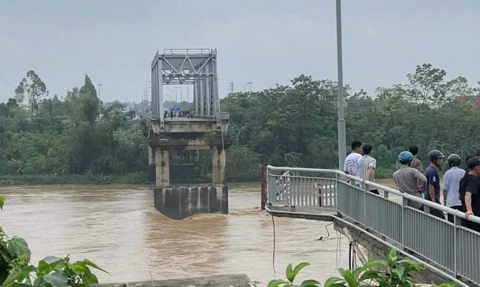 Sập cầu Phong Châu