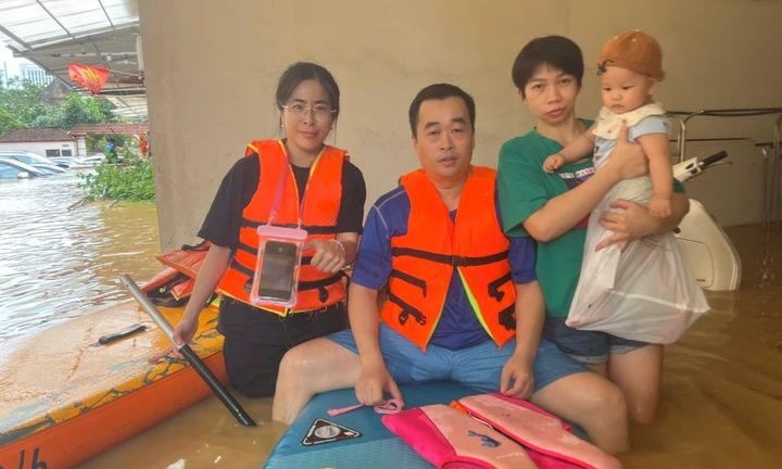 Ấm áp tình người: Cư dân Thái Nguyên chèo sup hỗ trợ nhau thoát lũ