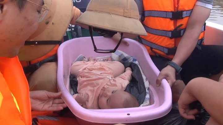 Cảm động hình ảnh cán bộ chiến sĩ lấy mũ cối che chở cho 