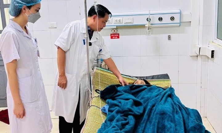 Cứu người phụ nữ Yên Bái ngưng tim giữa biển nước lũ