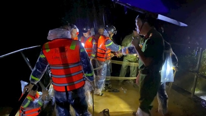 Một quân nhân bị lũ cuốn trôi khi lái ô tô đi qua ngầm nước ở Hoà Bình