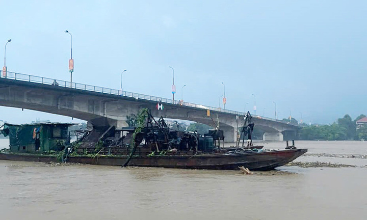 Xử lý 2 tàu không người lái dạt từ Trung Quốc về Việt Nam