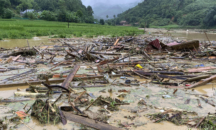 Vụ sạt lở vùi lấp một thôn ở Lào Cai, 15 người tử vong, 100 người mất tích: Hiện trường thương tâm