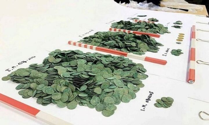 Đang cày ruộng, anh nông dân vô tình tìm thấy kho báu lớn nhất