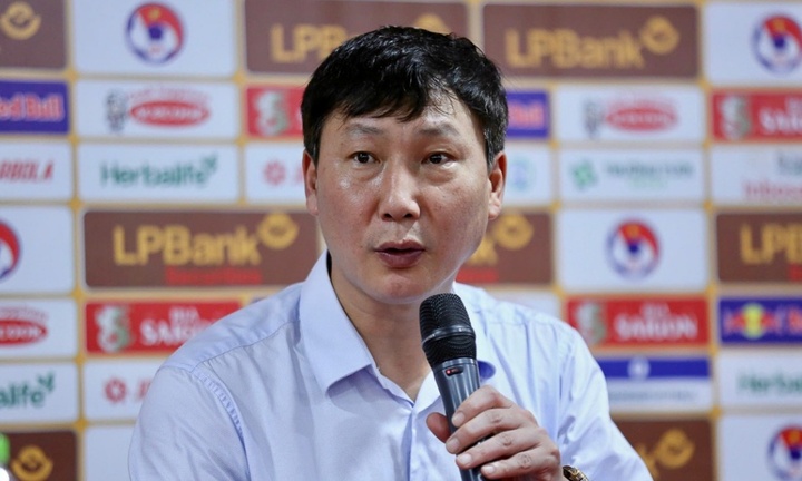 HLV Kim Sang Sik nói gì sau trận thua tiếc nuối trước Thái Lan trên sân Mỹ Đình