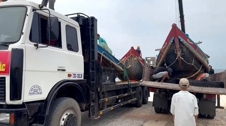 Ngư dân Quảng Bình đưa thuyền đánh cá ra miền Bắc hỗ trợ người dân