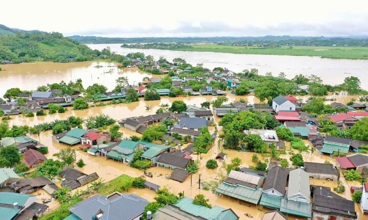 Cứu trợ xã Đan Thượng (Hạ Hòa, Phú Thọ) bị cô lập do mưa lũ