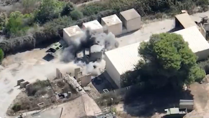 Clip: FPV Hezbollah lao vào xe quân sự trước sự ngỡ ngàng của binh sĩ Israel