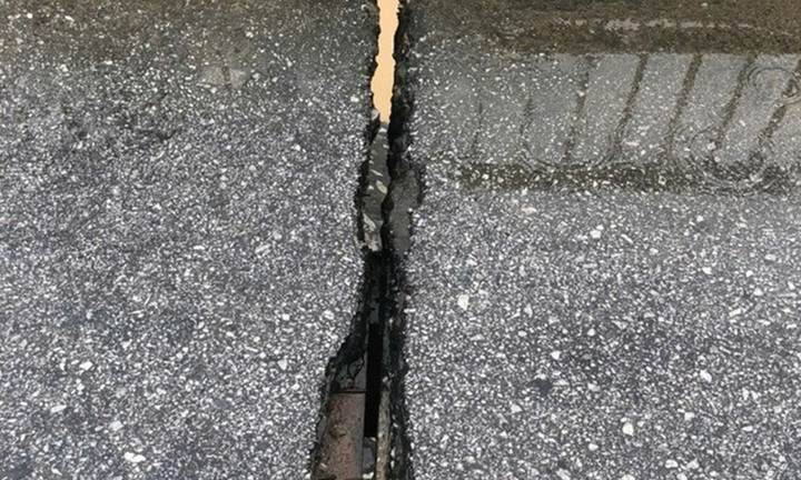 Khe co giãn trên cầu Hàm Rồng bị bật lớp cao su