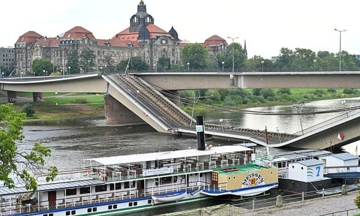 Kinh hoàng khoảnh khắc cây cầu sập xuống sông kèm tiếng nổ “inh tai” ở Đức