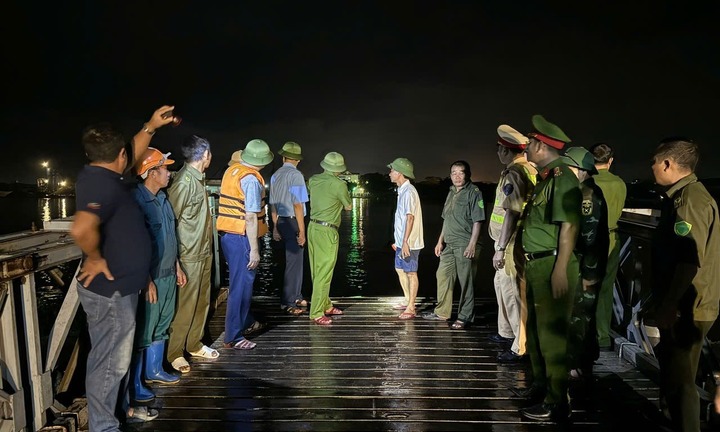 Nước lũ chảy xiết, cầu phao Ninh Cường ở Nam Định bị đứt