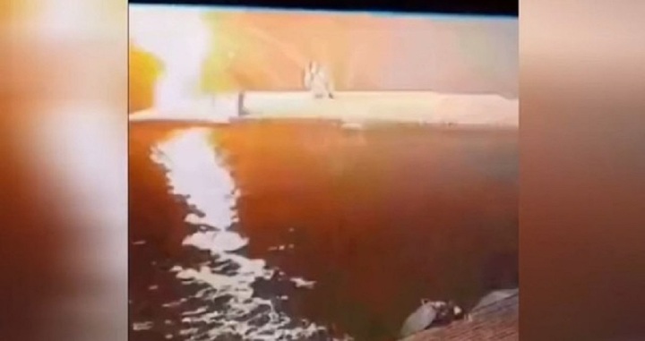 Clip: Người đàn ông đang say mê nhảy múa, bất ngờ sét đánh cái 