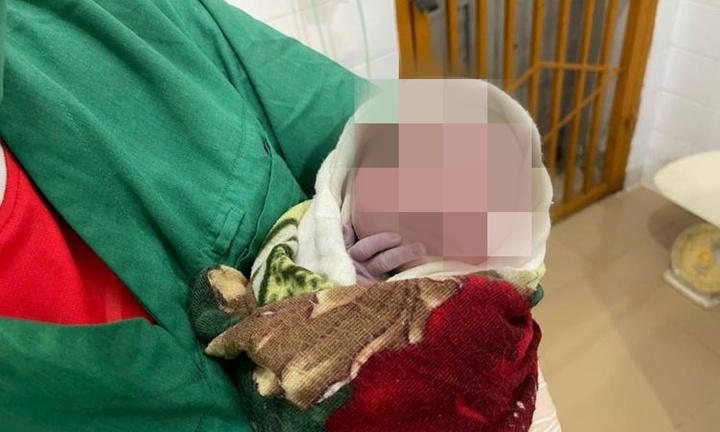 Mưa lớn đường sá chia cắt, sản phụ đi bộ 40km đường rừng đến bệnh viện sinh con