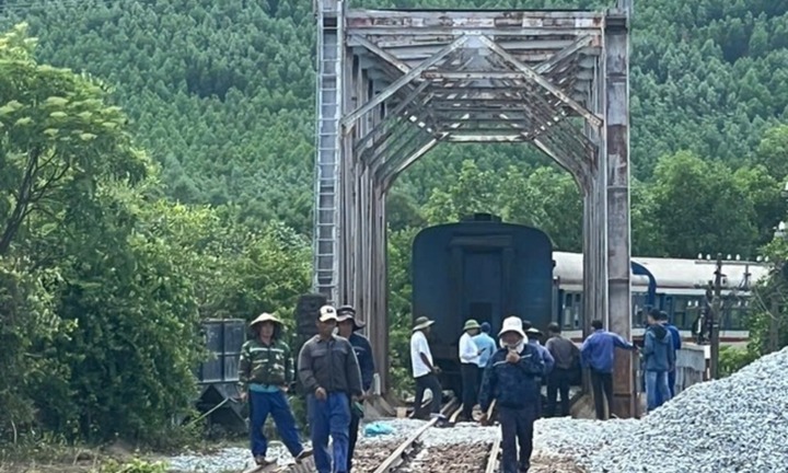 Tàu Bắc - Nam lại trật bánh ở Thừa Thiên Huế, hơn 250 hành khách bị ảnh hưởng