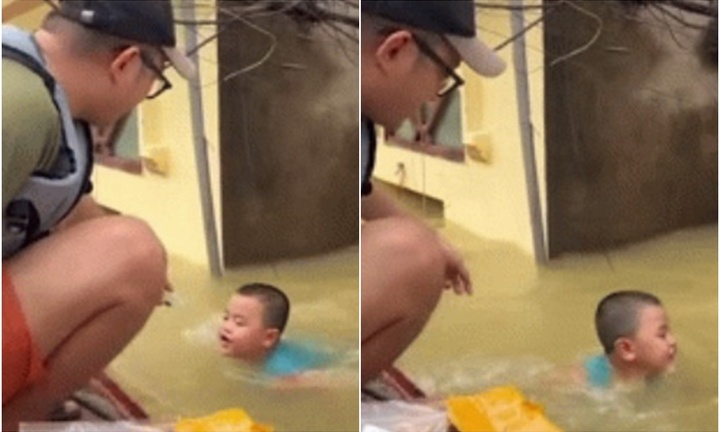 Video: Xúc động bé trai bơi giữa dòng nước lũ, xin chai dầu gió cho bà 