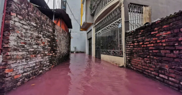 Xác minh nguồn gốc dòng nước đỏ quạch tràn vào khu dân cư ở Hà Nội
