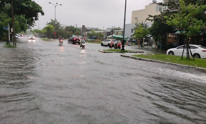 Mưa lớn ở Đà Nẵng, khắp nơi 